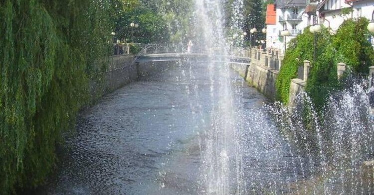 Kolorowa fontanna w Polanicy Zdroju - wodny spektakl światła i dźwięku