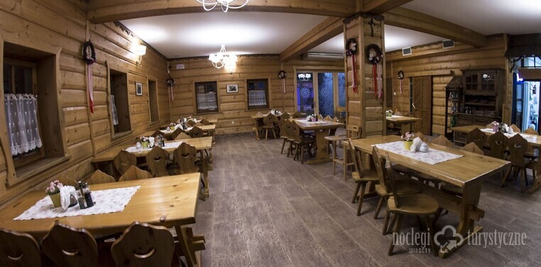 restauracja - gospoda - drewniana architektura wnętrza, dania kuchni staropolskiej przygotowywane w oparciu o własne ekologiczne produkty. 