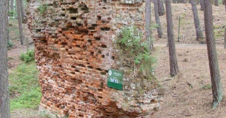 Ruiny kościoła św. Mikołaja w Łebie