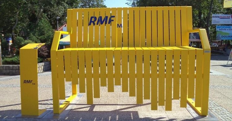 Ławeczka RMF w Ustce