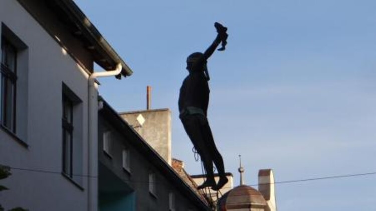 Figura rybaka na linie w Sopocie