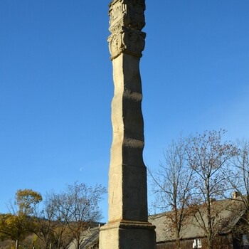 Kamienna kapliczka słupowa w Stroniu Śląskim