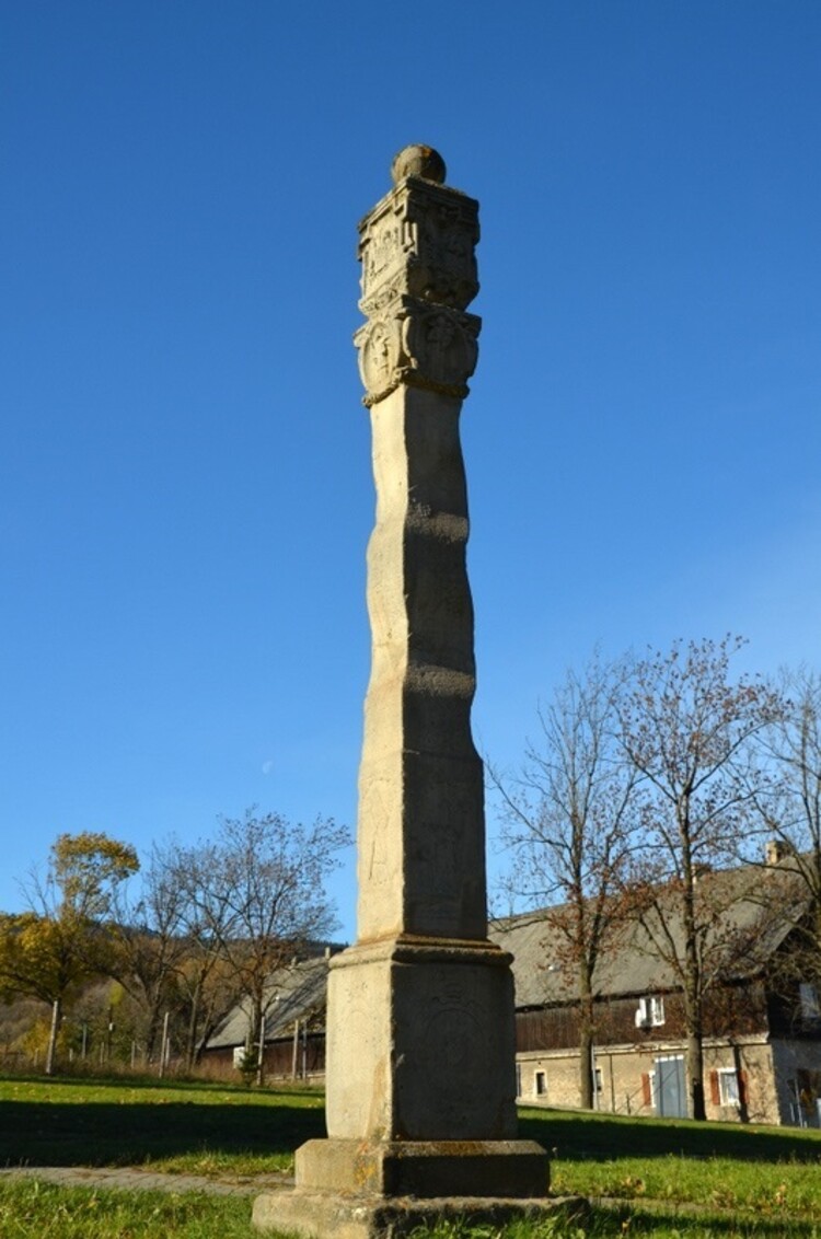 Kamienna kapliczka słupowa w Stroniu Śląskim