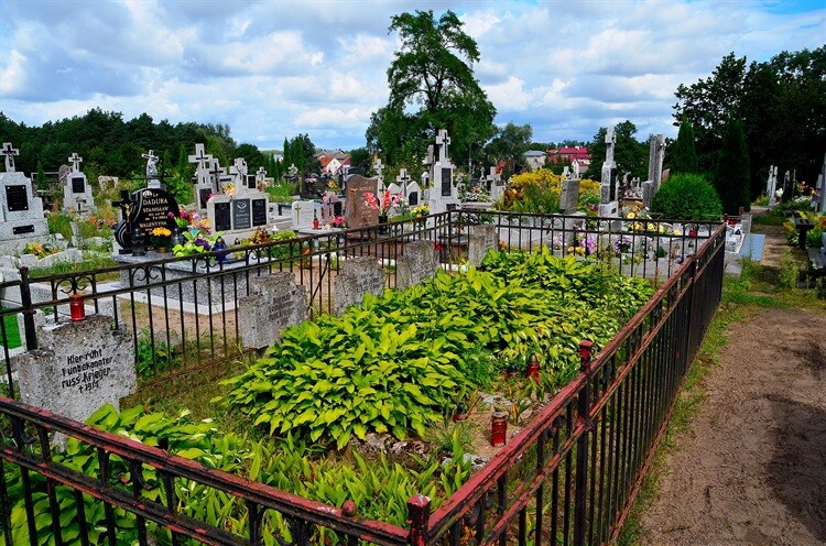 Kwatera wojenna na cmentarzu komunalnym w Starych Juchach