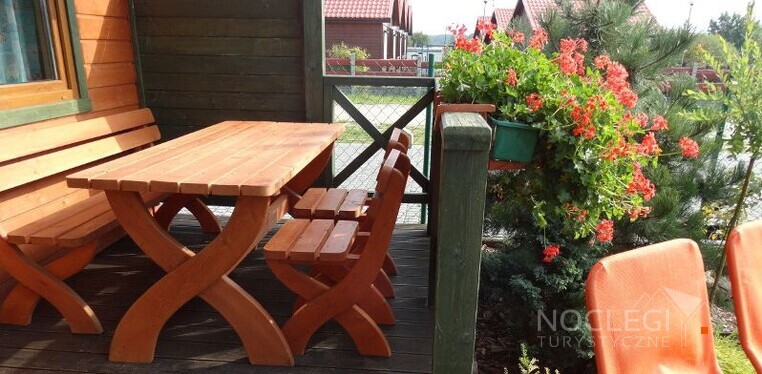 sarbinowo domki baikar barbara surmacz  - sarbinowo domki letniskowe baikar barbara surmacz 76-034 sarbinowo ul zacisze 1 tel. 603679430  www.baikar.pl taras w domkach baikar barbara surmacz  