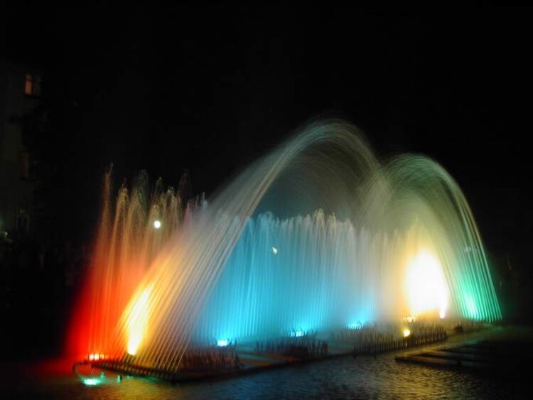 Kolorowa fontanna w Polanicy Zdroju