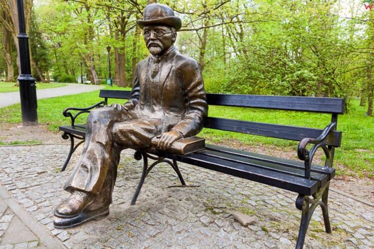 Ławeczka Bolesława Prusa w Nałęczowie