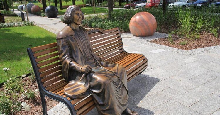 Ławeczka Kopernika w Ełku