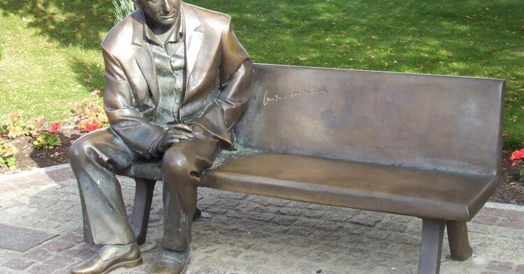 Ławeczka Gustawa Holoubka w Międzyzdrojach