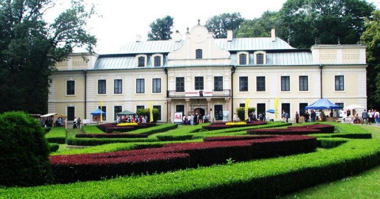 Pałac Mieroszewskich - Elegancja i Splendor