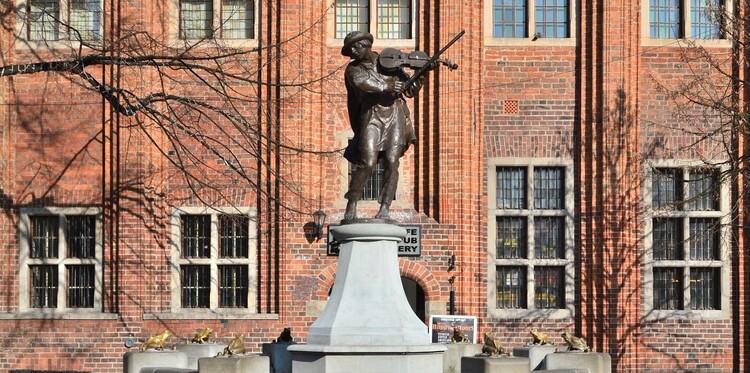 Pomnik Flisaka na Rynku w Toruniu