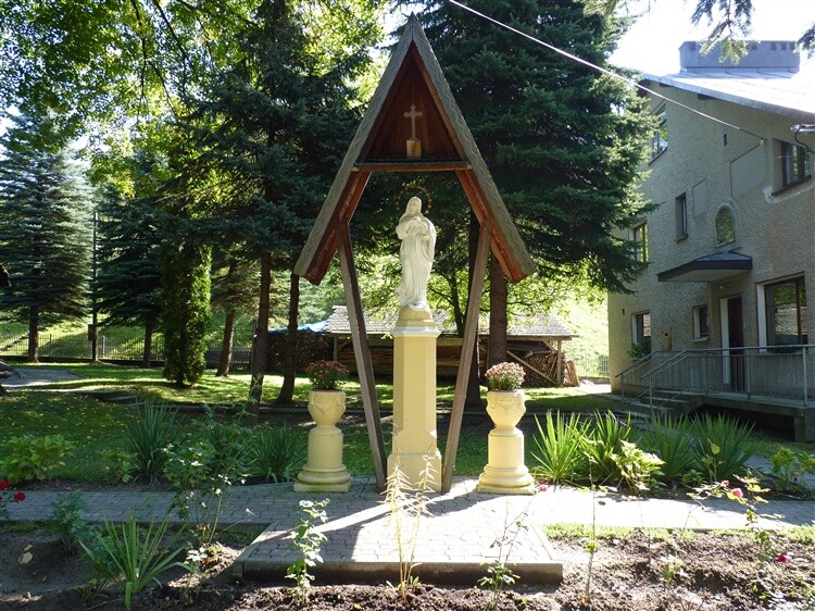 Figura Matki Bożej Niepokalanej w Jabłonce