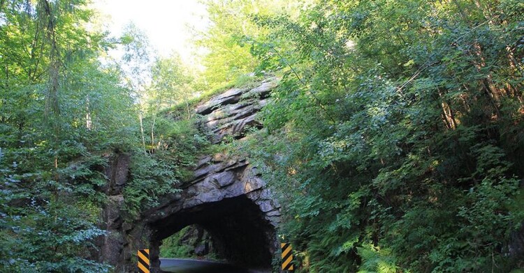 Skalny tunel w Piechowicach