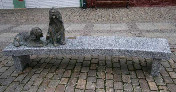Ławeczka z pieskiem w Łebie